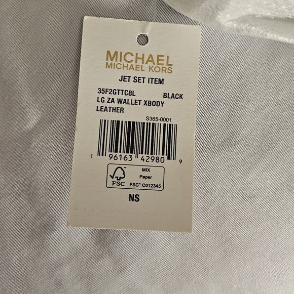 Chic black crossbody with gold accents and bold logo strap.
Perfect for everyday - Picture 4 of 10